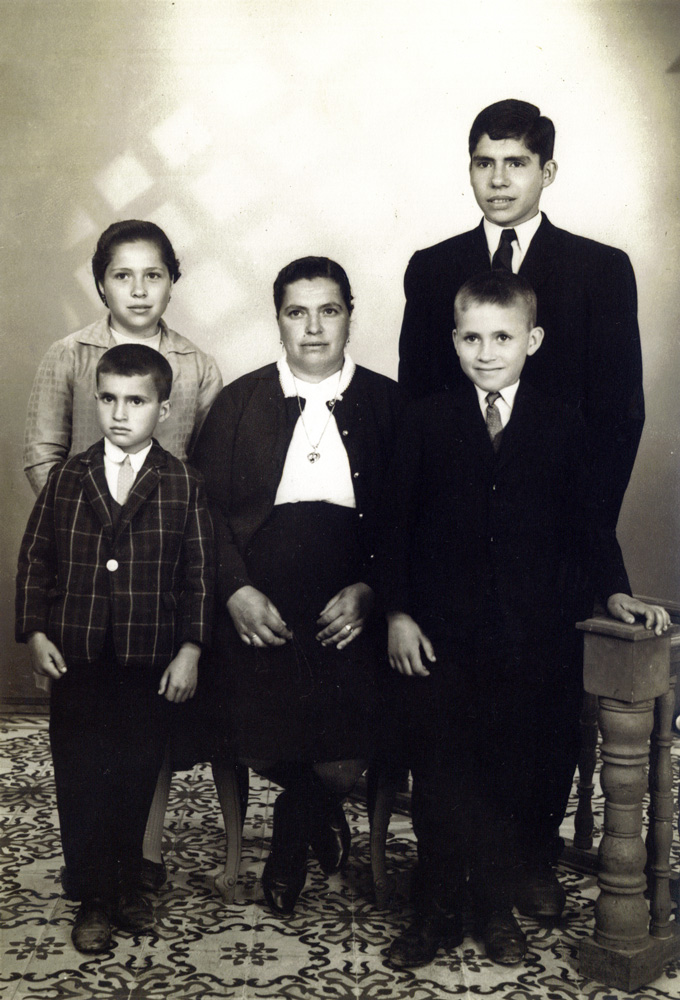 Famille da Silva, avec de gauche à droite : Maria Alice et Joaquim devant, la mère Luzia de Jesus, Manuel et José devant.
