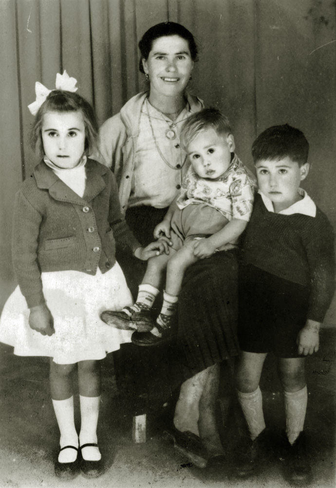 Famille Capitão, avec de gauche à droite : Maria de Lurdes, la maman Lurdes avec son fils Avelino sur les genoux et Manuel à droite.