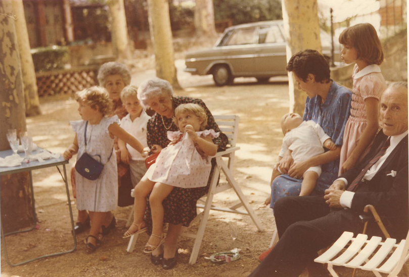 1981 - Baptême de Jacques-André à Plan de Cuques dans les jardins de la "demeure Aubéry". Il est sur les genoux de Catherine Marliac, épouse de son parrain et copine de fac d'Anne, à côté de sa fille aînée Amélie. On voit aussi Raymond Gagneux, heureux grand-père, et Eric, heureux cousin.