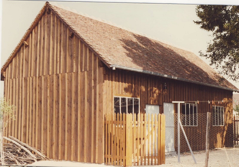 La grange, telle qu'elle venait d'être construite en 1983, et le portillon qui depuis a été déplacé pour suivre les nouvelles limites