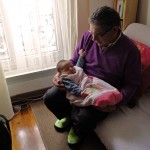 Le grand-père Manuel et sa petite fille. Notez les pantoufles.