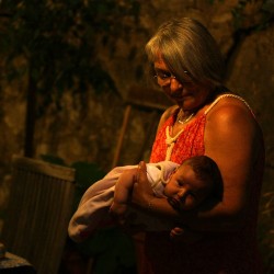 La grand-mère console sa petite-fille. La nuit l'inquiète.