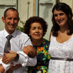 Mamie Aubéry au milieu des jeunes mariés (et leur fils)
