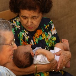 Anton dans les bras de sa grand-mamie.