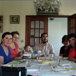 Photo de famille, avec de gauche à droite, mon père Manuel, ma mère Maria, ma femme Laure, ma fille Andrea, moi José, ma grand-tante Gracinda qui passait par là ce jour là, mon frère Filipe et sa copine Vera.