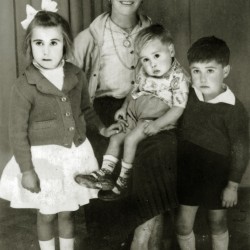 Famille Capitão, avec de gauche à droite : Maria de Lurdes, la maman Lurdes avec son fils sur les genoux Avelino et Manuel à droite.