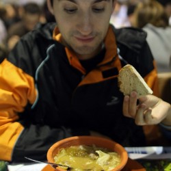 Filipe, devenu végétarien, est déçu : cette soupe a des morceaux de viande dedans.