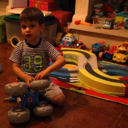 Rodrigo et ses jouets