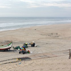 Il existe encore des pêcheurs sur le Pedrogão. Leur bateau attend sagement le lendemain pour une nouvelle journée de pêche artisanale.