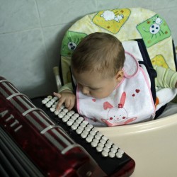 Andrea découvre la musique, et joue une note pour la première fois de sa vie. Sur l'accordéon de son grand-père.