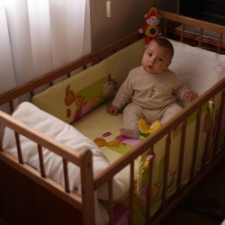 Ma mère a repris mon lit de bébé du grenier, l'a nettoyé et reverni, et c'est aujourd'hui le lit d'Andrea au Portugal.