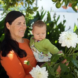 Ma mère aime particulièrement son jardin, très bien entretenu, et aime poser pour l'appareil photo avec sa petite-fille et ses fleurs. On la comprend.