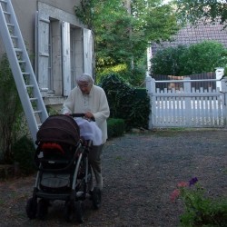 Arrière-grand-mère Lucienne Gagneux, qui promène Andrea en poussette devant la maison de Ruelle. Août 2012.