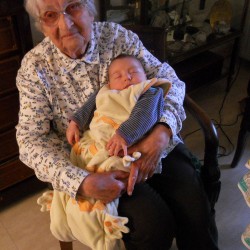 Andrea, presque 3 mois, sur les genoux de arrière-grand-mère Lucienne,chez elle à Plan-de-Cuques.