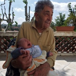 Arrière-grand-père de Plan-de-Cuques, André Aubéry. La photo a été prise en mai 2012, sur la terrasse devant chez lui.