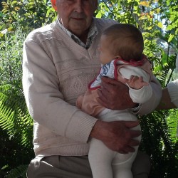 José Francisco Capitão Junior, en septembre 2012 devant le jardin de sa fille aux Helenos, grand-mère d'Andrea..