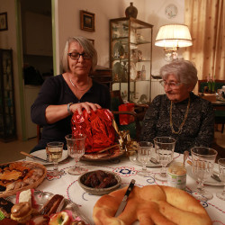 Le panettone, avec la "pompe" au premier plan. C'est la tradition dans le Sud de la France de manger 13 desserts à Noël.