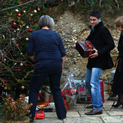 Nicolas, le plus jeune à part Andrea, est chargé de distribuer les cadeaux.