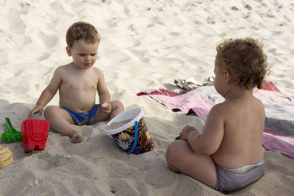 Robin et Andrea jouent dans le sable