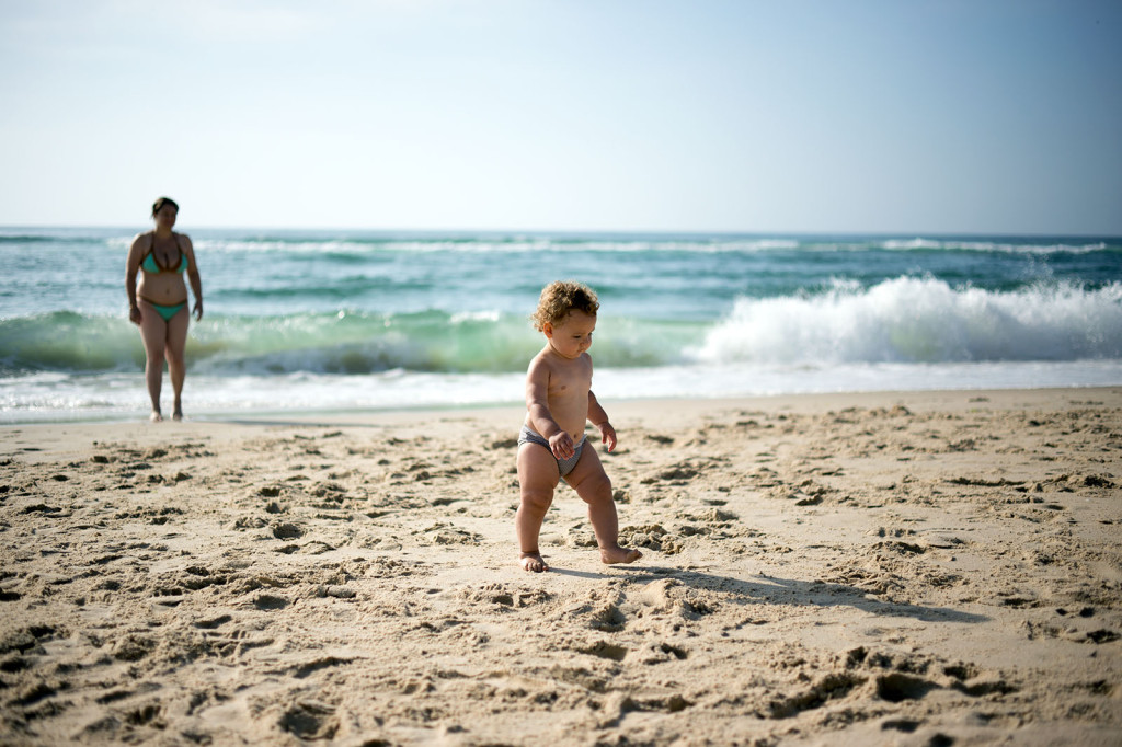 Petite promenade, sous les yeux de maman...