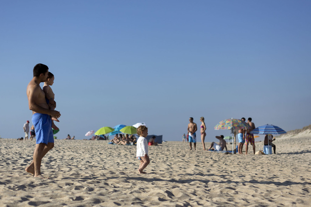 Cette plage de Osso da Baleia est vraiment très belle: juste du sable et des parasols.