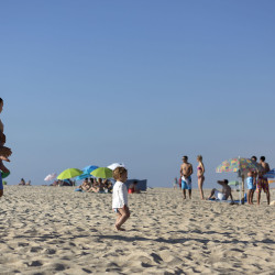 Cette plage de Osso da Baleia est vraiment très belle: juste du sable et des parasols.