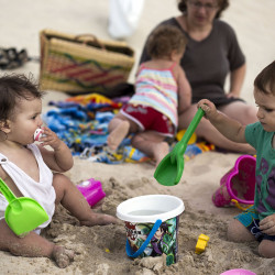 A la plage du Pedrogão, Lidia joue avec Robin.
