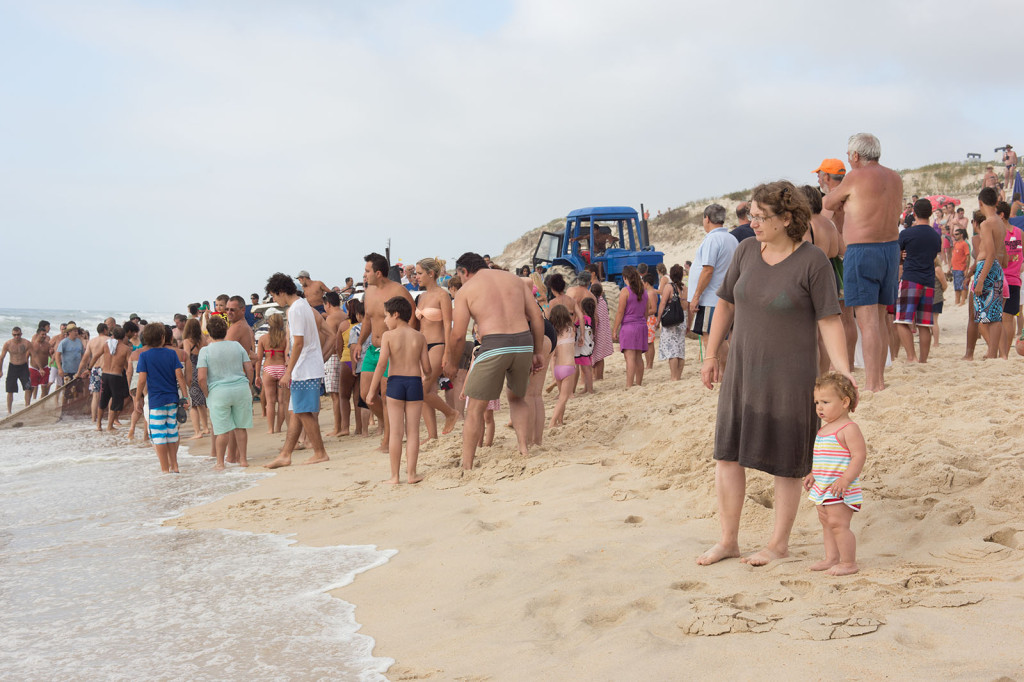 Les pêcheurs terminent de ramener les filets de la mer...