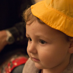C'est le chapeau de la poupée qu'elle a sur la tête.