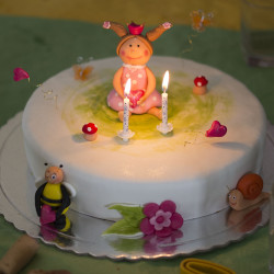 Le gâteau d'anniversaire a été fait par Marina, une amie de très longue date.