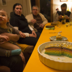 Voici le Gâteau : fait par Laure, c'est un Rainbow Cake.