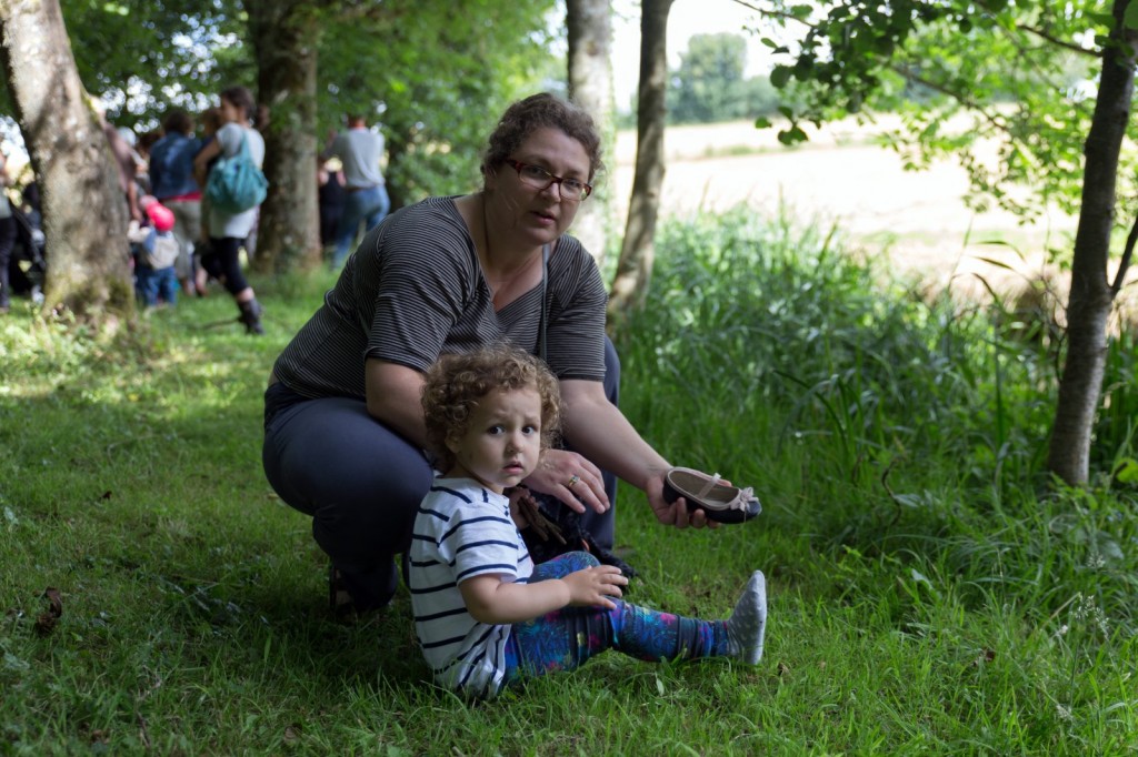 Première tentative de baignade. Maman l'en empêche.