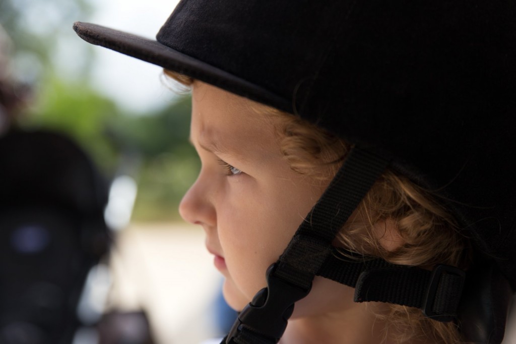 Regard concentré et pénétré. Elle a accepté de porter la bombe lorsqu'elle a vu les autres gamins avec.