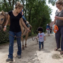 Elle guide le cheval.
