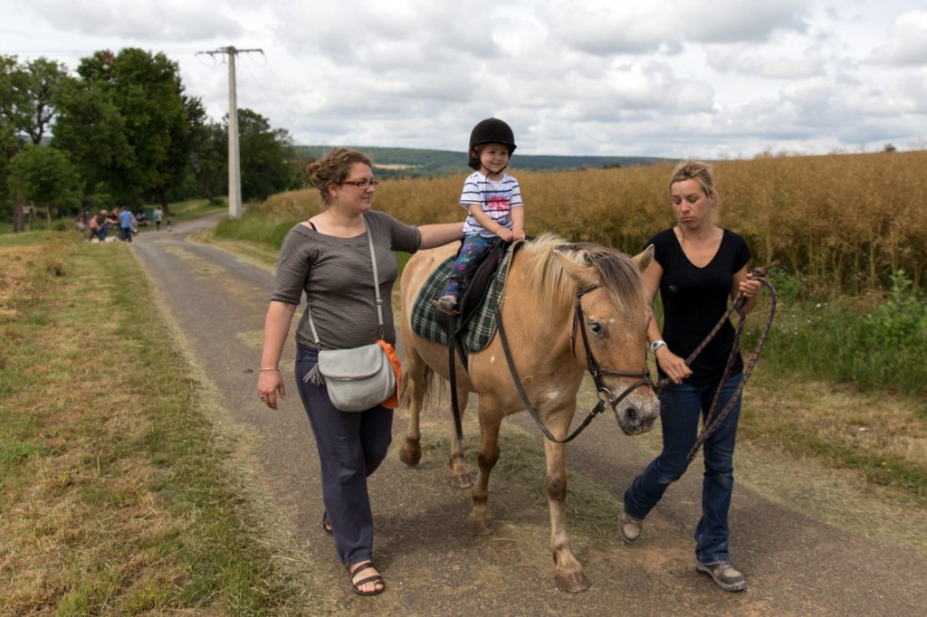 Dommage que la promenade n'est pas duré plus de temps, Andrea voulait bien rester sur le poney toute la journée!