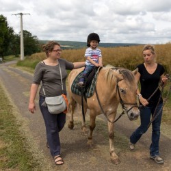 Dommage que la promenade n'est pas duré plus de temps, Andrea voulait bien rester sur le poney toute la journée!