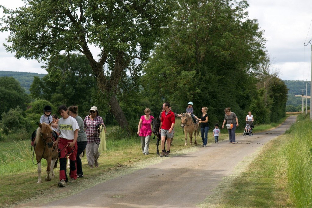 Il y avait quatre poneys, chevauchés par les enfants à tour de rôle.