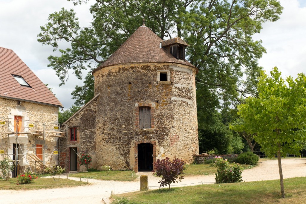 La ferme est très ancienne, comme l'atteste cette vieille tour.