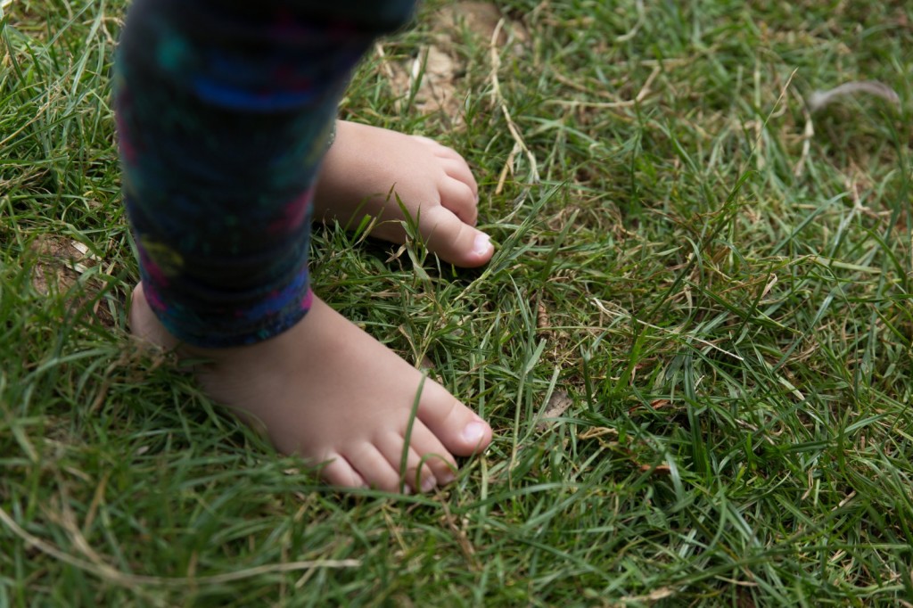 Les pieds nus, en prévision de la baignade.