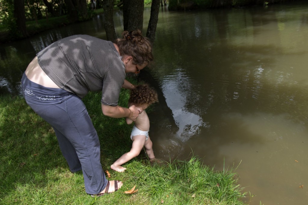 Elle a lourdement insisté pour se déshabiller lors de cette deuxième tentative de baignade. Elle l'a fait toute seule, et a bien sûr voulu se jeter dans l'eau.