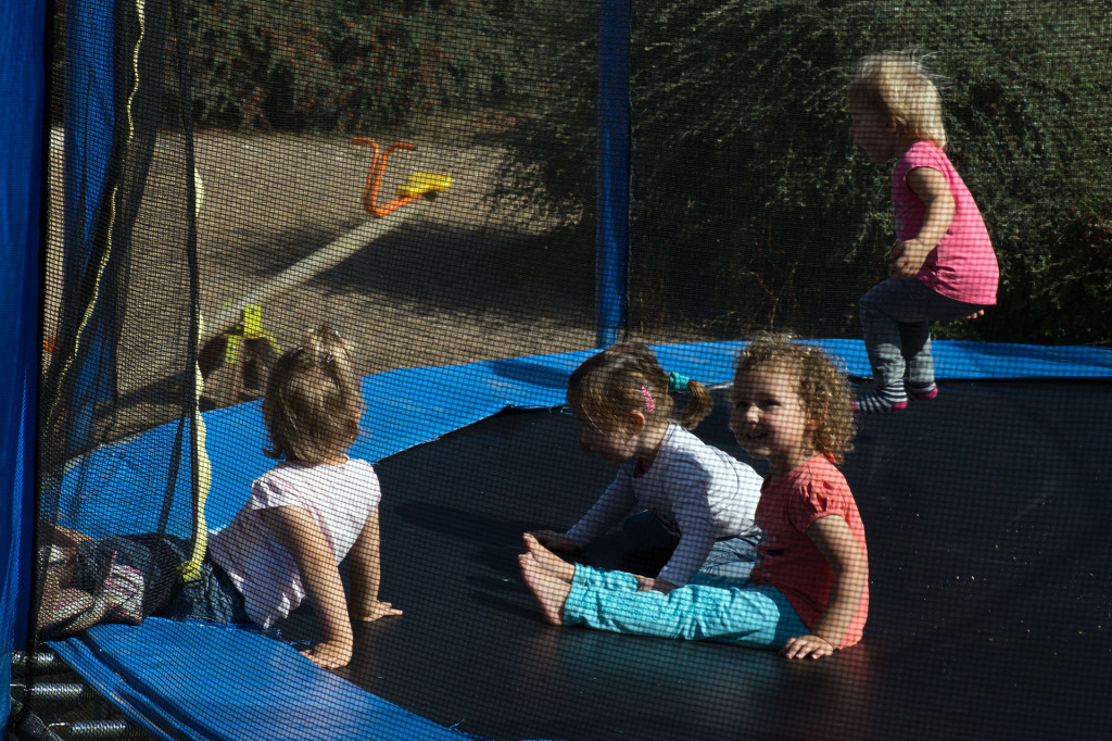 Sur le trampoline de la crèche.