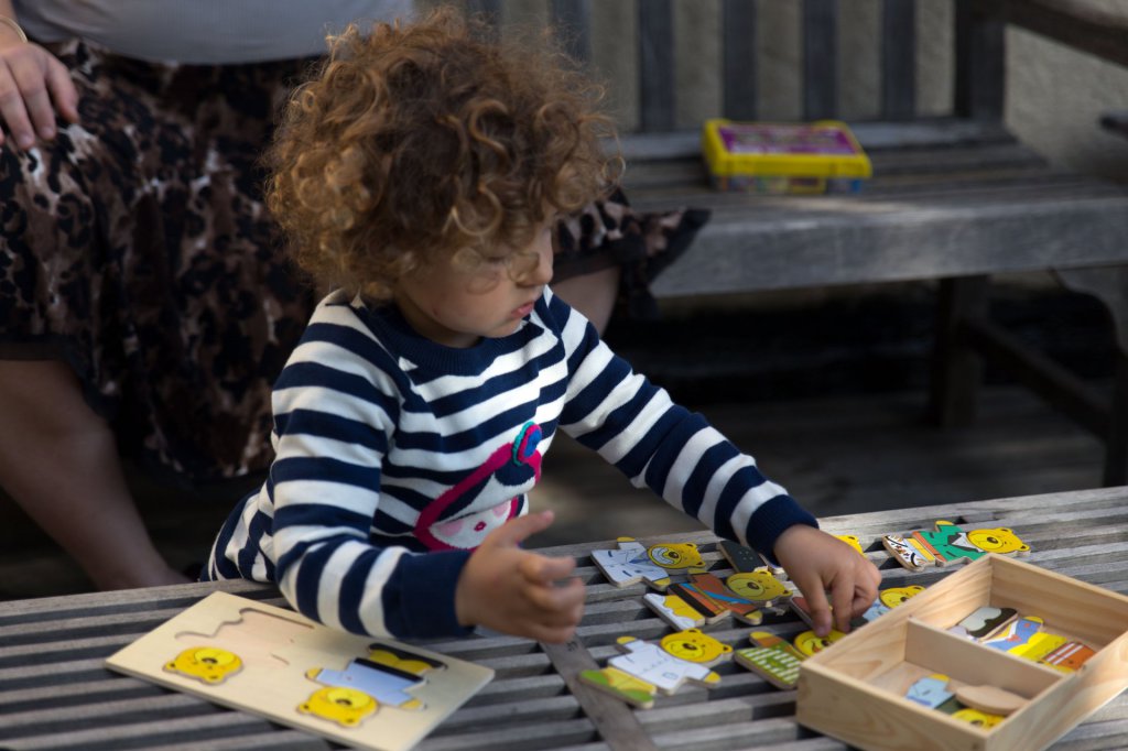 Elle a trouvé beaucoup d'intérêt aux puzzles.