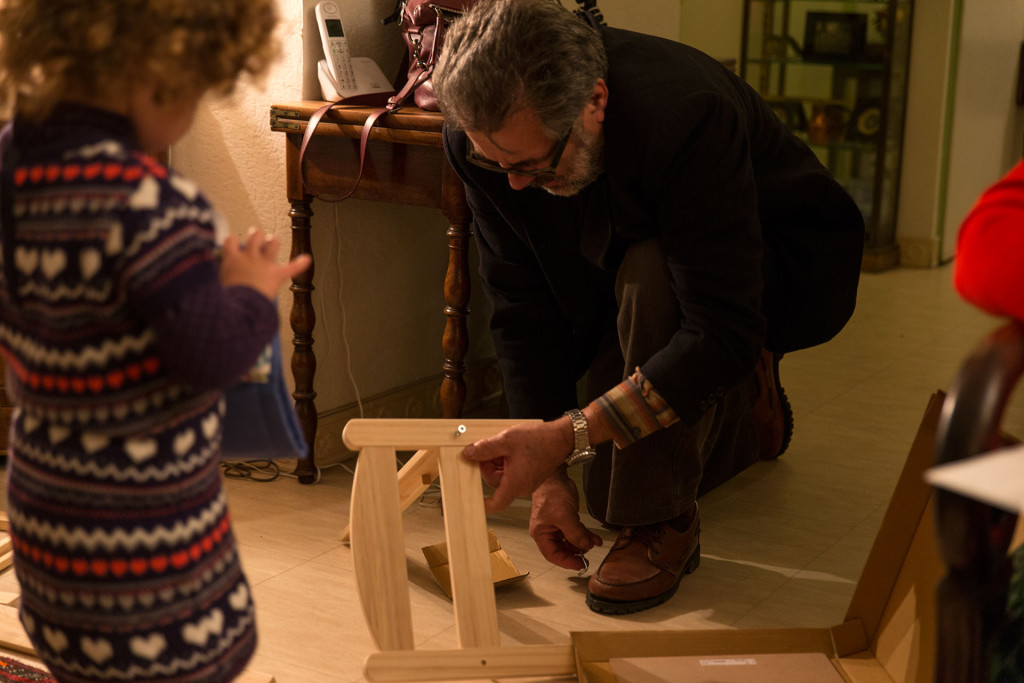 Papy est ravi, il n'avait pas encore eu sa séance de bricolage ce soir.