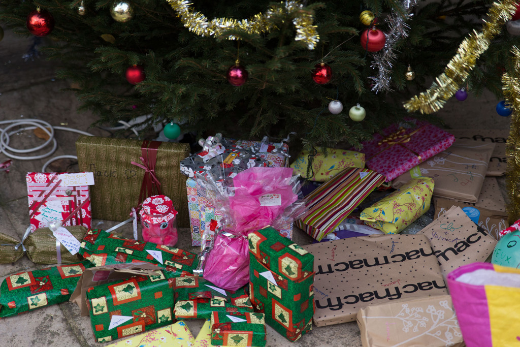 Les cadeaux attendent sagement sous le sapin.