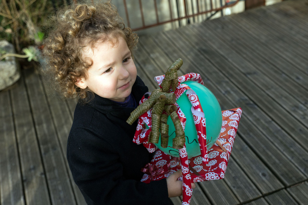 Andrea apporte les cadeaux