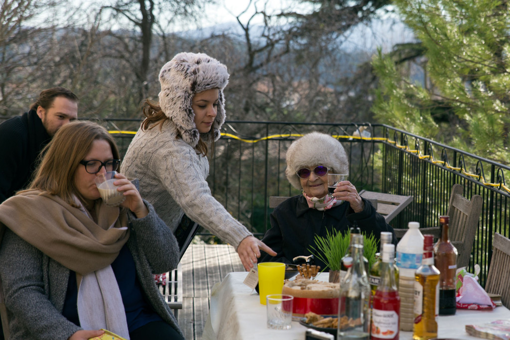 Même s'il faisait un peu froid, le temps était magnifique pour prendre l'apéro dehors.