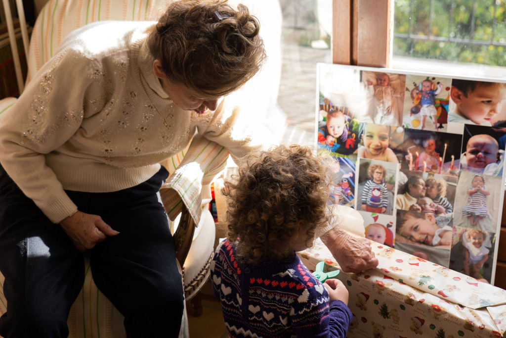 Mamy Josette fait découvrir son cadeau à Andrea