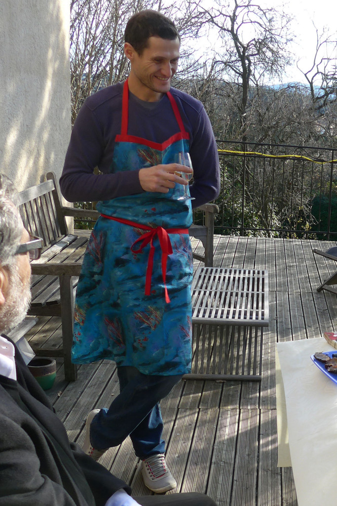 Cette année, Anne a eu la bonne idée de confectionner un tablier par personne. Ici, Yannick. Chaque tablier a un motif qui correspond à la personne (photo Mamy Anne).