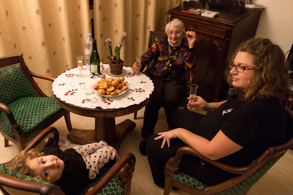 Un petit apéritif, avec des gougères et du champagne.