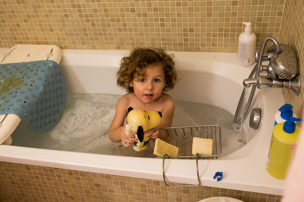 Un bain pour détendre l'enfant, avec un Snoopy qui se souvient d'autres enfants, il y a une trentaine d'années...